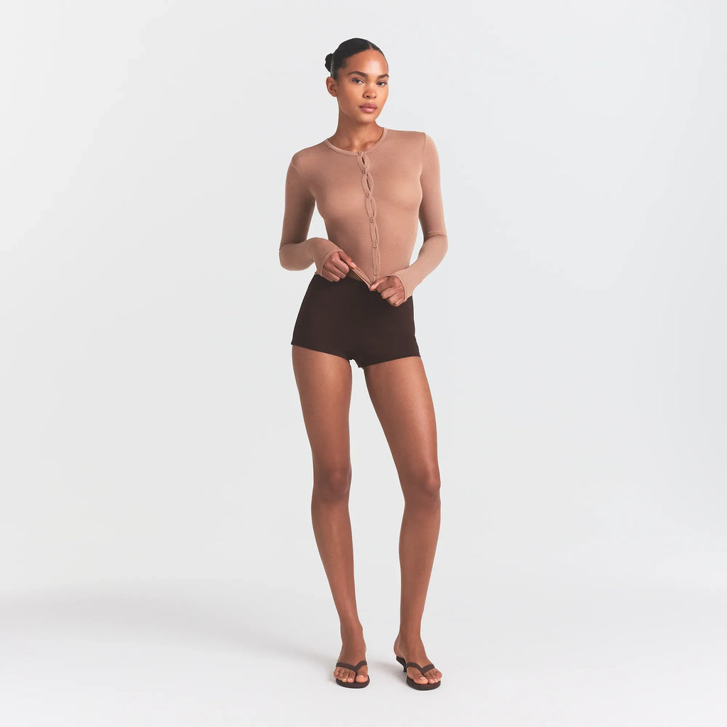 THE ESSENTIAL COLLECTION HIGH-WAISTED HOT SHORT | ESPRESSO