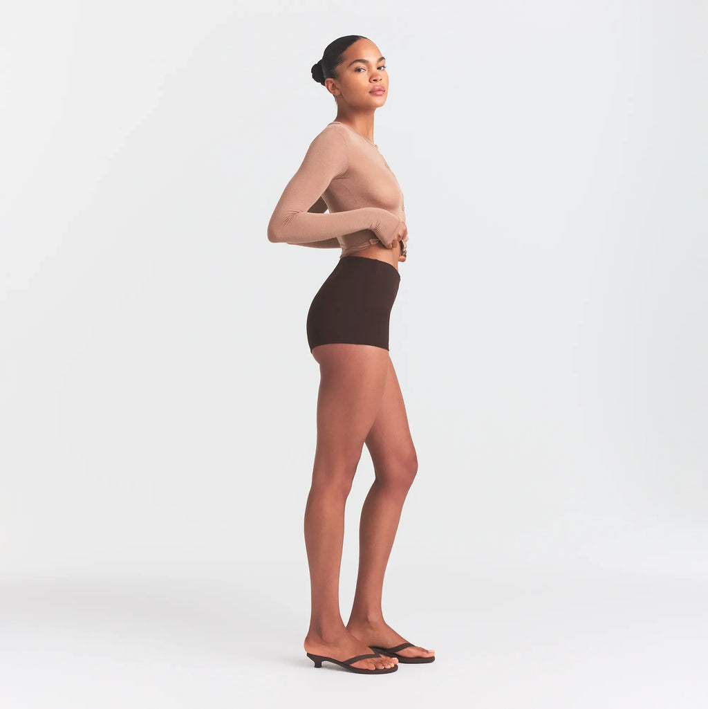 THE ESSENTIAL COLLECTION HIGH-WAISTED HOT SHORT | ESPRESSO