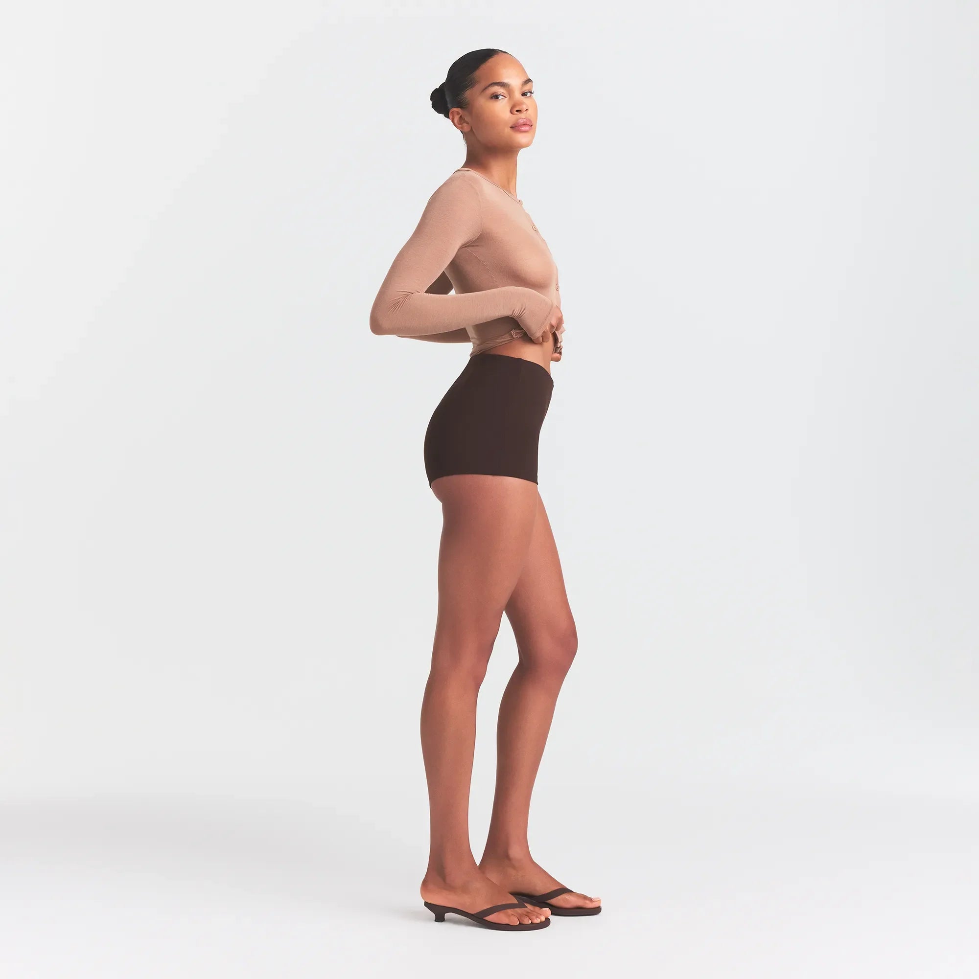 THE ESSENTIAL COLLECTION HIGH-WAISTED HOT SHORT | ESPRESSO