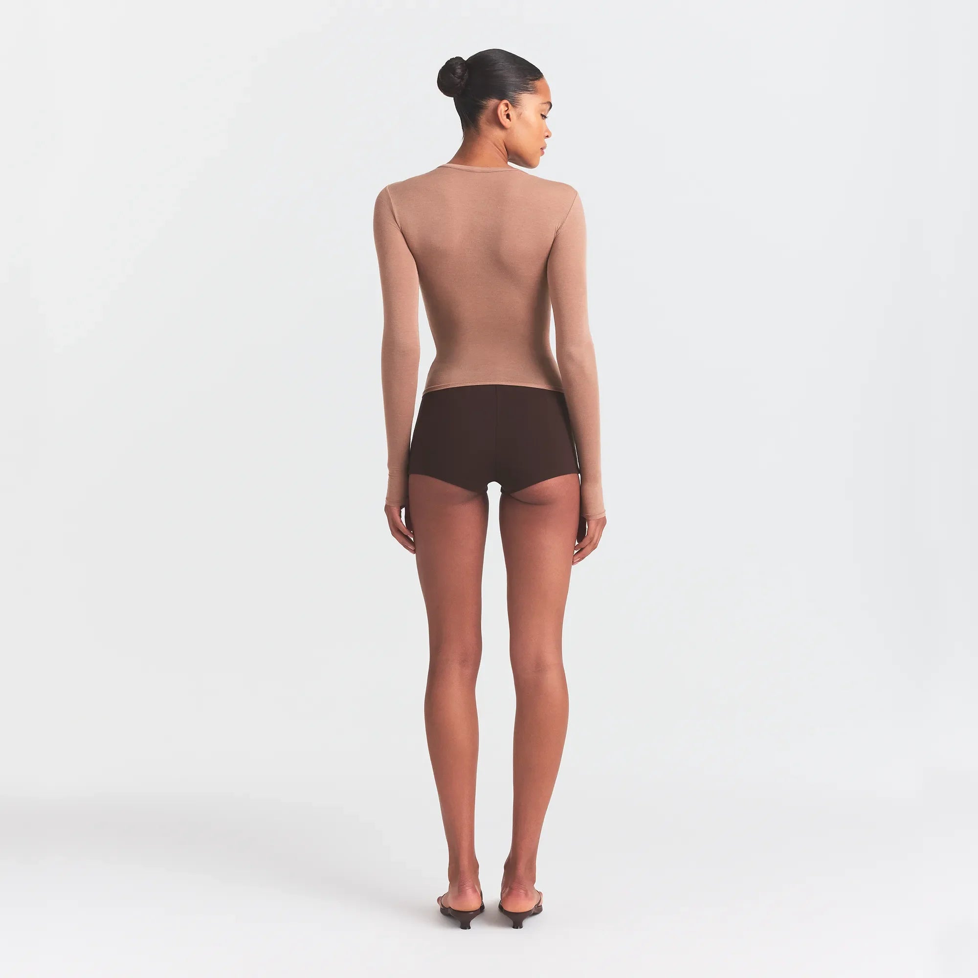 THE ESSENTIAL COLLECTION HIGH-WAISTED HOT SHORT | ESPRESSO